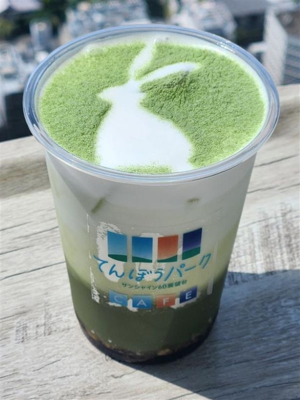 期間限定で、うさぎのシルエットが浮かび、中には黒蜜とわらび餅が入った「てんぼうの丘ラテ～お月見ver.～」が登場