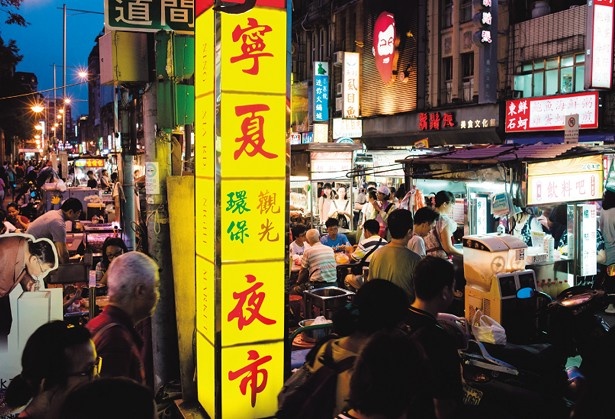 グルメ中心の屋台が軒を連ねる「寧夏夜市」