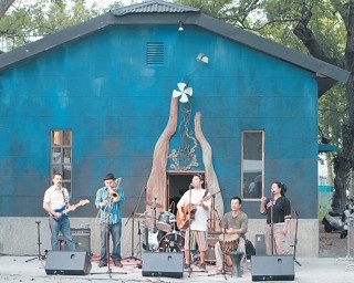異国情緒溢れる”鐵花村”で台湾の伝統音楽に乾杯！
