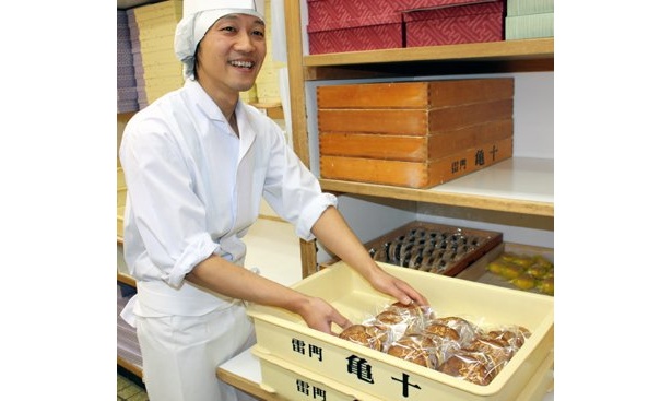 東京・浅草にある老舗和菓子店の「亀十」で和菓子職人として働く山南（やまなみ）さん、28歳は、約1年前に入社したばかりの元・100円ショップの販売員。彼もネットで“レア求人”を見つけた一人だ