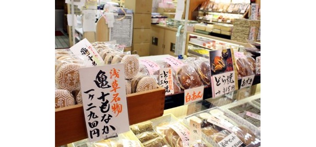 浅草にある「亀十」（東京都台東区雷門2-18-11）は、平日でも名物のどら焼きを求めて行列ができるほどの人気店