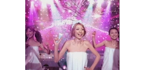 女湯がファッションショーの舞台に早変わり！