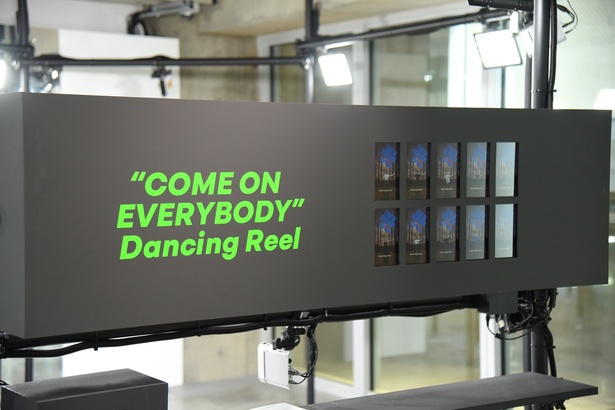 カメラで自分の姿をスキャンすると、ダンス動画が生成される「ダンシングリール」
