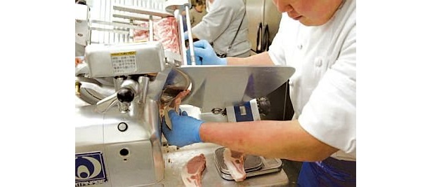 国産豚ロース生肉をしゃぶしゃぶ用、ステーキ用、すき焼き用など、希望に合わせてカットしてくれる