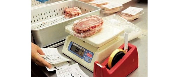 朝一番に届く新鮮な南九州産豚ロース生肉を100g単位で量り売り
