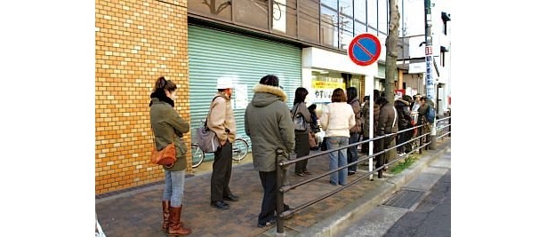 毎週買いに来る常連客や市外から訪れる人々が、開店前から行列を作る