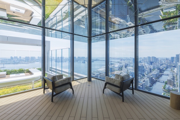 地上約140メートルの展望テラス「BLUE SKY LOUNGE」