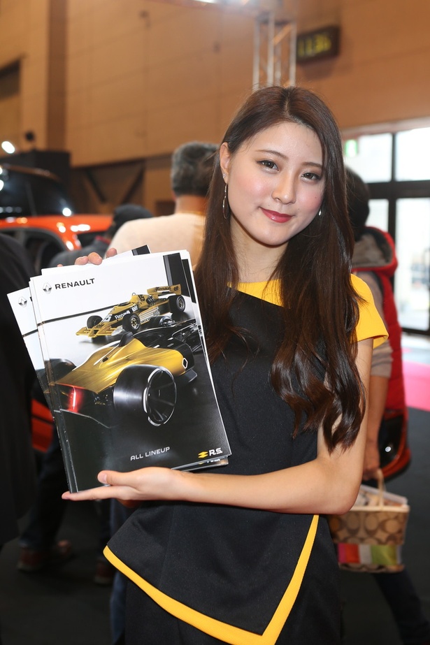 「ルノー」のブースで見つけた美人コンパニオン