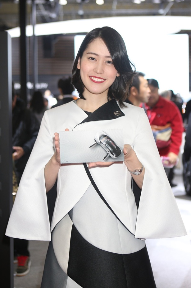  「日産」のブースで見つけた美人コンパニオン