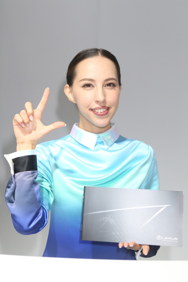  「レクサス」のブースで見つけた美人コンパニオン