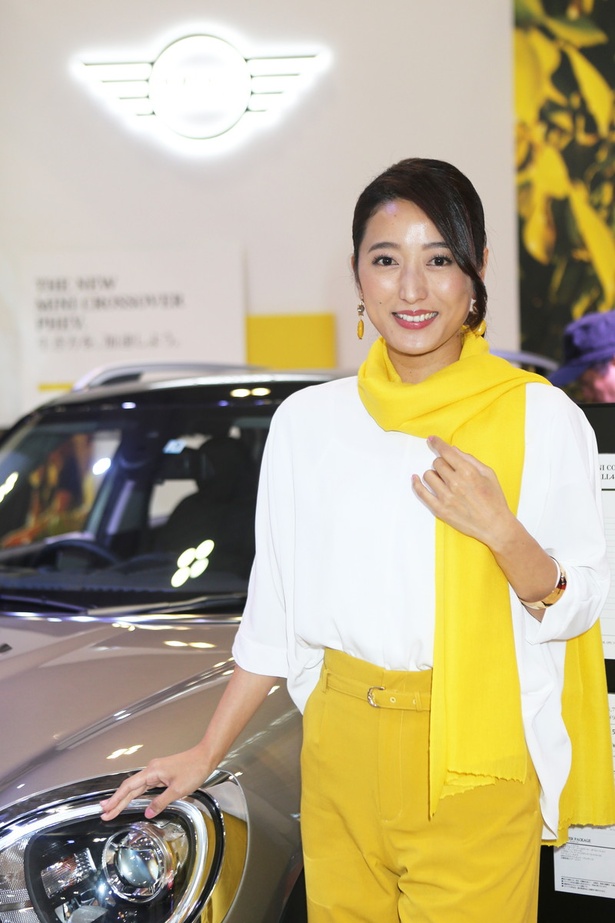 「MINI」のブースで見つけた美人コンパニオン