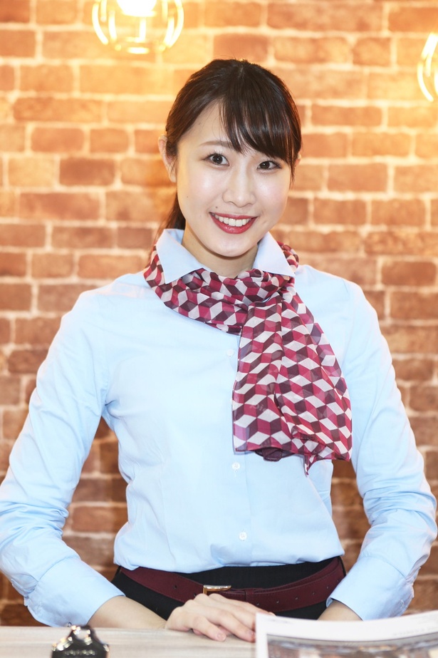「MINI」のブースで見つけた美人コンパニオン