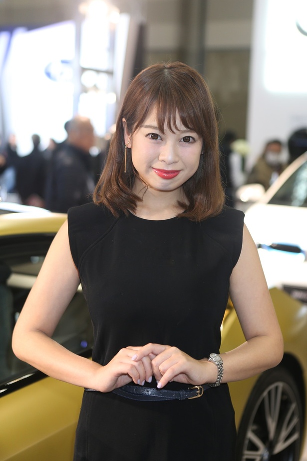 「BMW」のブースで見つけた美人コンパニオン