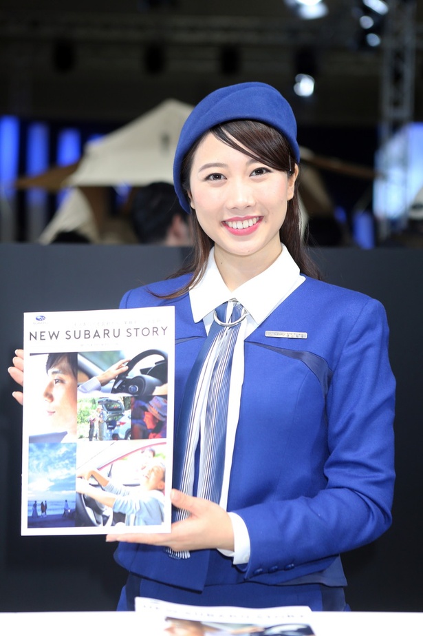 「スバル」のブースで見つけた美人コンパニオン