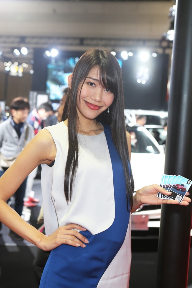 「メルセデス・ベンツ/メルセデス AMG/スマート」のブースで見つけた美人コンパニオン