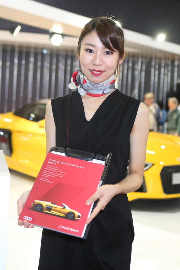 「アウディ」のブースで見つけた美人コンパニオン