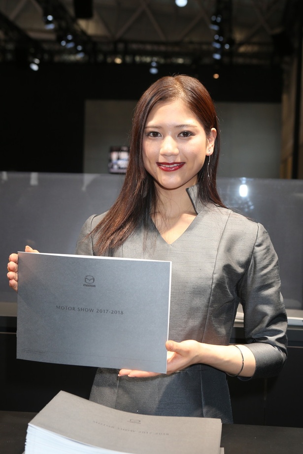 「マツダ」のブースで見つけた美人コンパニオン