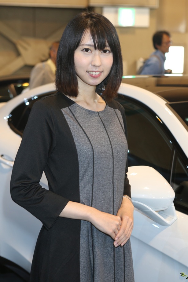 「ポルシェ」のブースで見つけた美人コンパニオン