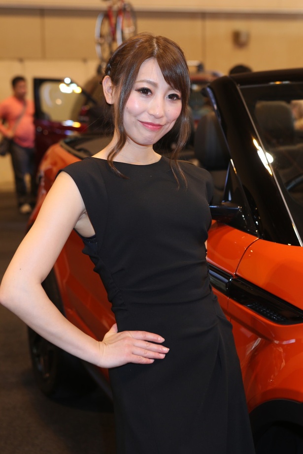 「ランドローバー」のブースで見つけた美人コンパニオン