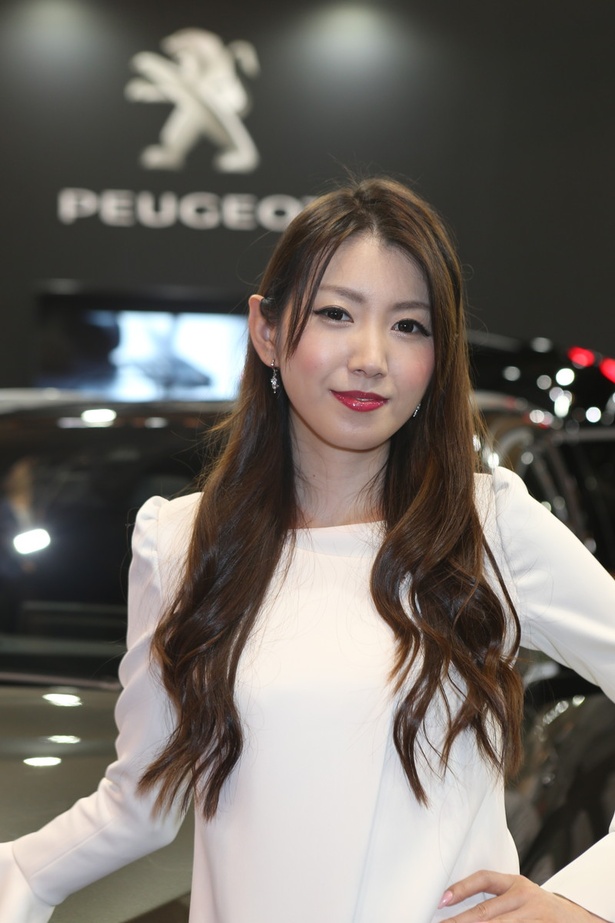 「プジョー」のブースで見つけた美人コンパニオン