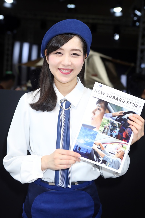 「スバル」のブースで見つけた美人コンパニオン