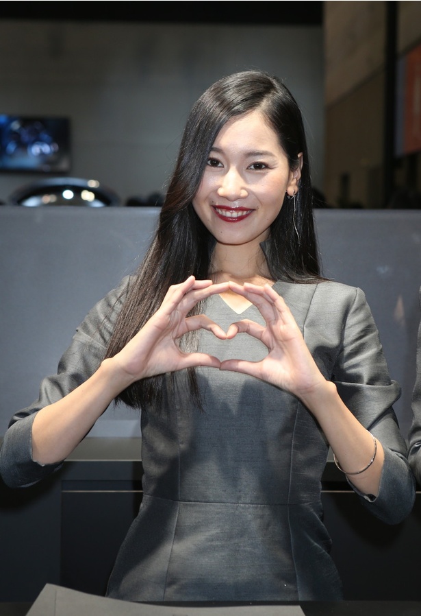 「マツダ」のブースで見つけた美人コンパニオン