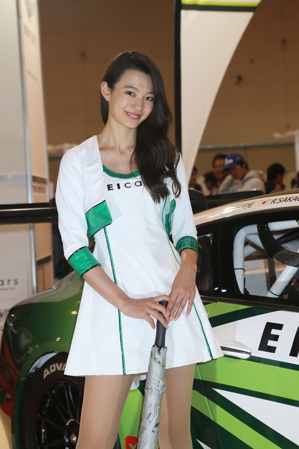 「ベントレー」のブースで見つけた美人コンパニオン