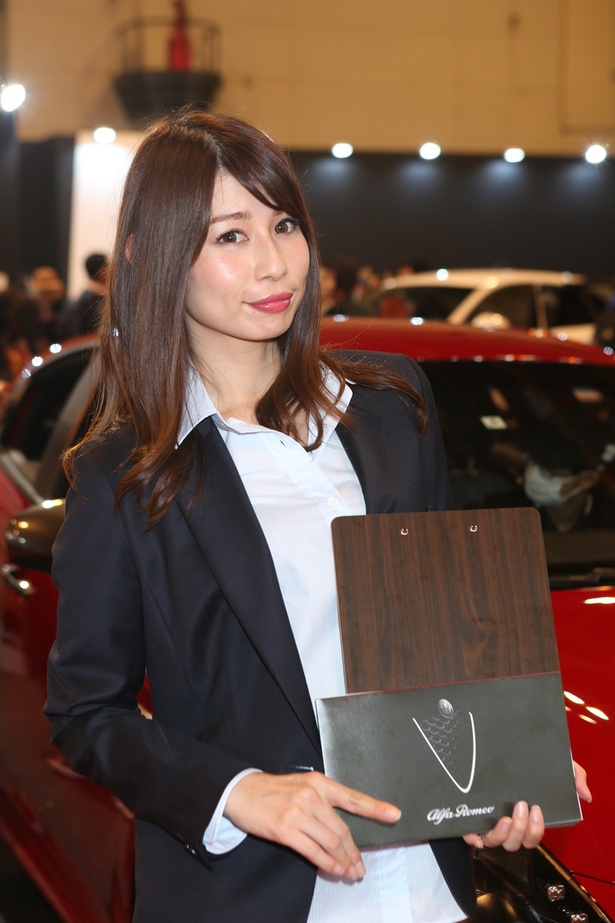 「アルファロメオ」のブースで見つけた美人コンパニオン