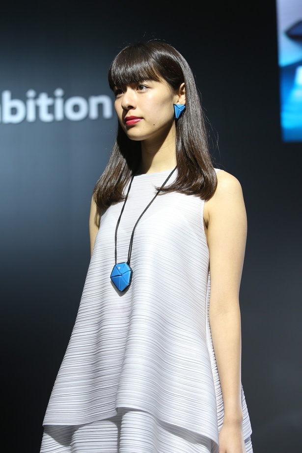 「三菱」のブースで見つけた美人コンパニオン