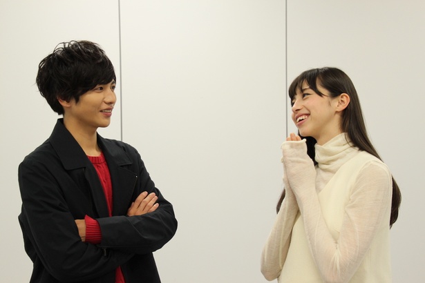 自身が演じた役柄について話をする2人