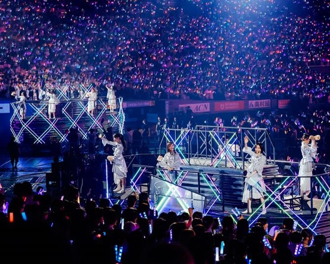 櫻坂46、史上最大26万人動員ツアーが京セラドームで完走＆ライブ写真43点公開！13thシングルと5周年ライブもサプライズ発表