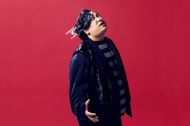 マッキーあるある全開の歌詞が特徴のテーマソングを手掛けた岡崎体育さん。曲はシュールかつ、おもしろく解放するハッピーチューンに仕上がっている