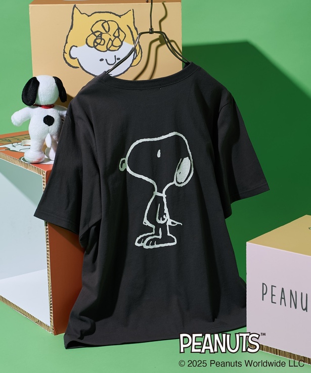 「PEANUTS ペア Tシャツ(スヌーピー/チャコールグレー)」(5995円)