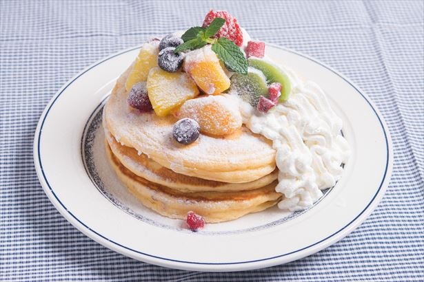 新登場の「フルーツミックスパンケーキ」