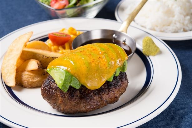 新登場「熟成牛アボカドチーズハンバーグランチ ライス・サラダ付」(税抜1280円)