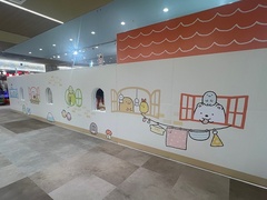 壁面もかわいい！窓から顔を出せばすみっコの仲間入り！