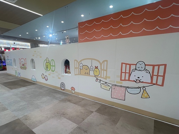 壁面もかわいい！窓から顔を出せばすみっコの仲間入り！