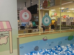 ボールプールのボールで的当てもできる