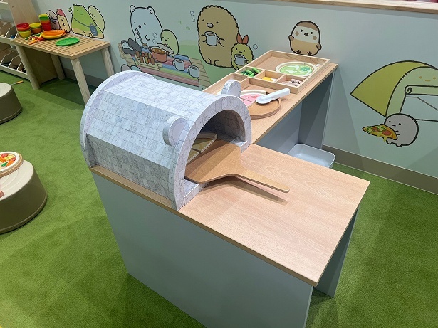 好きなトッピングをしてピザ作りが楽しめる