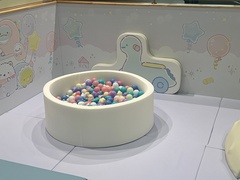 赤ちゃん向けの小さなボールプール