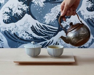 お茶ラテで一息。“和モダン”な日本茶スタンドカフェがオープン