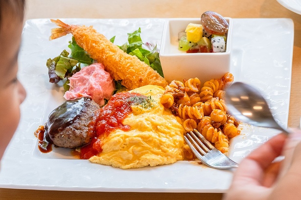 子どもに人気のお子様プレート(1200円)もイベント限定で登場。ハンバーグやオムライス、エビフライと人気のメニューが一皿に集まったランチプレート