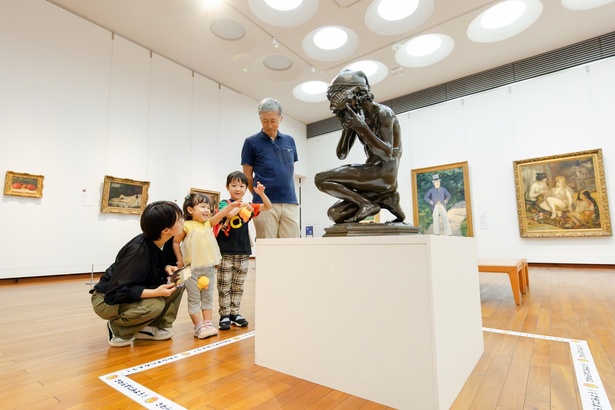 国立西洋美術館で開催された「にぎやかサタデー」では、親子が気兼ねなく会話をしながら美術鑑賞を楽しんだ