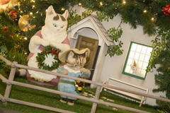 同イベントの物語に登場する、タビタおくさんと子猫のトム。窓からは子猫のモペットが顔を出している！