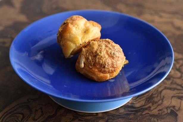「Clos des Gourmets」で提供されるコースのアミューズ「グジェール(チーズ風味のシュー生地)」