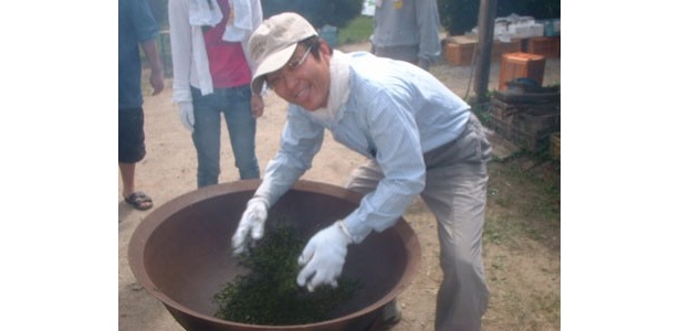 消費者と一緒に釜炒り茶作りです。しっかり軍手はめてるでしょ。本物の農家がする時は軍手はめません。