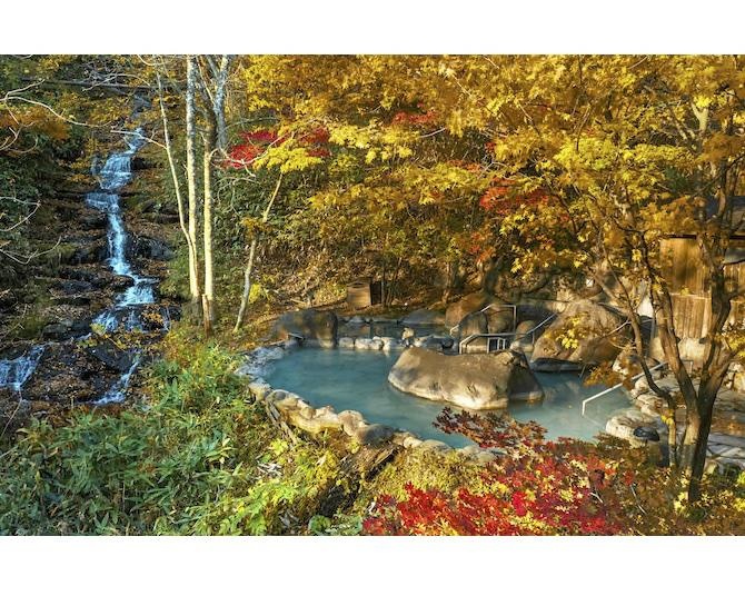 紅葉と滝の眺望をひとり占め！奥入瀬渓流ホテル by 星野リゾートで限定プログラム「秋の贅沢紅葉温泉」が始動