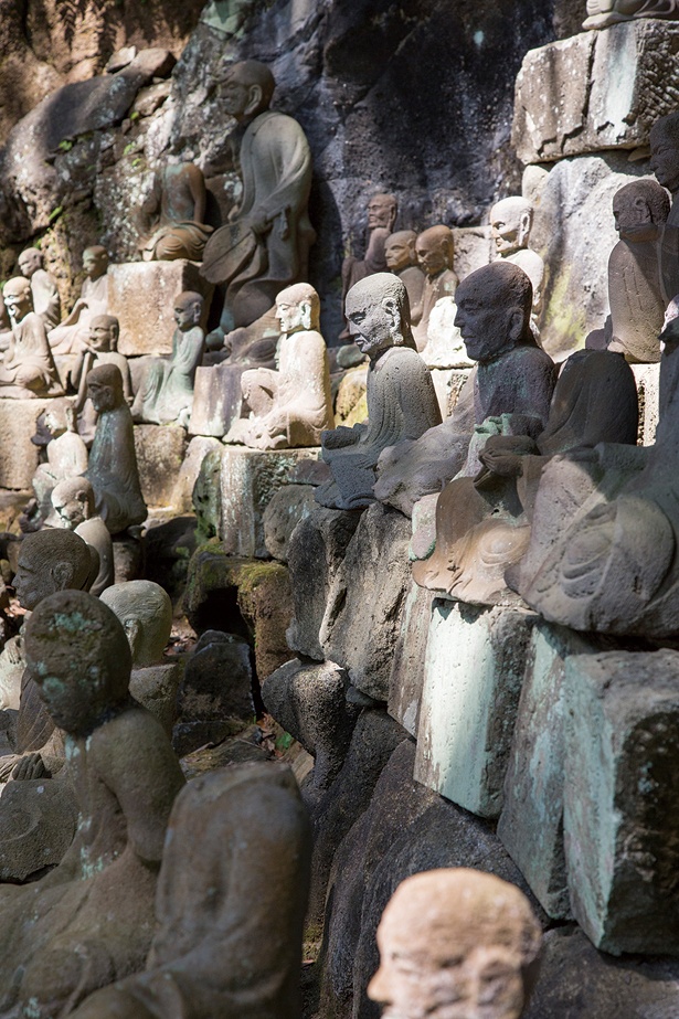 地獄のぞきから大仏の間へ向かう途中にある千五百羅漢。明治時代の廃仏毀釈で壊されたものもあるが、少しずつ復元されている