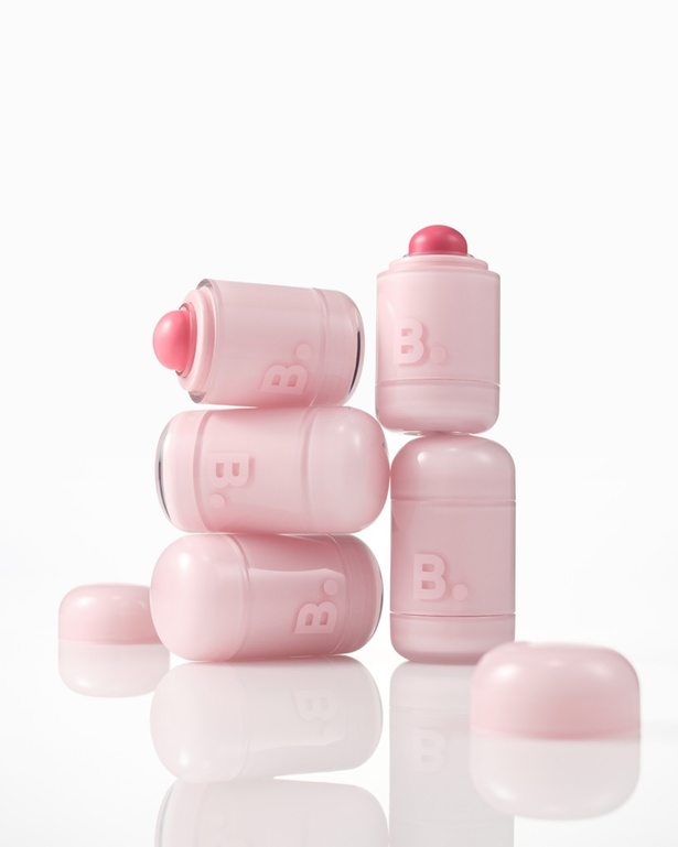 「BANILA CO ロマンティックブラッシュ リップ＆チーク(モノック)」(各1791円)