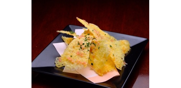 ビールに合う！かまぼこをみじん切りにしてチーズと焼き上げた「かまぼことチーズのパリパリ焼き」“600円”